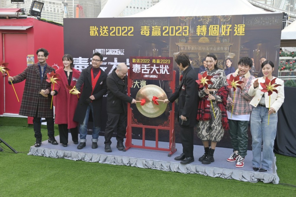 子華表示為了宣傳新戲不會離港過年，笑謂要坐陣兼去戲院謝票。